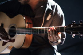 medytacja w śpiewie z gitarą