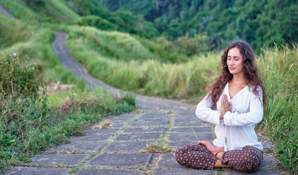 dziewczyna siedzi na ścieżce w medytacji