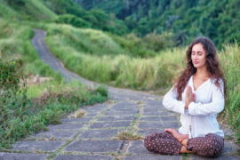 dziewczyna siedzi na ścieżce w medytacji