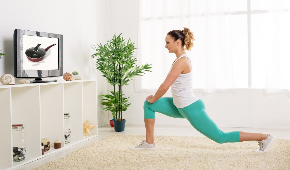 kobieta ćwiczy jogę przed TV